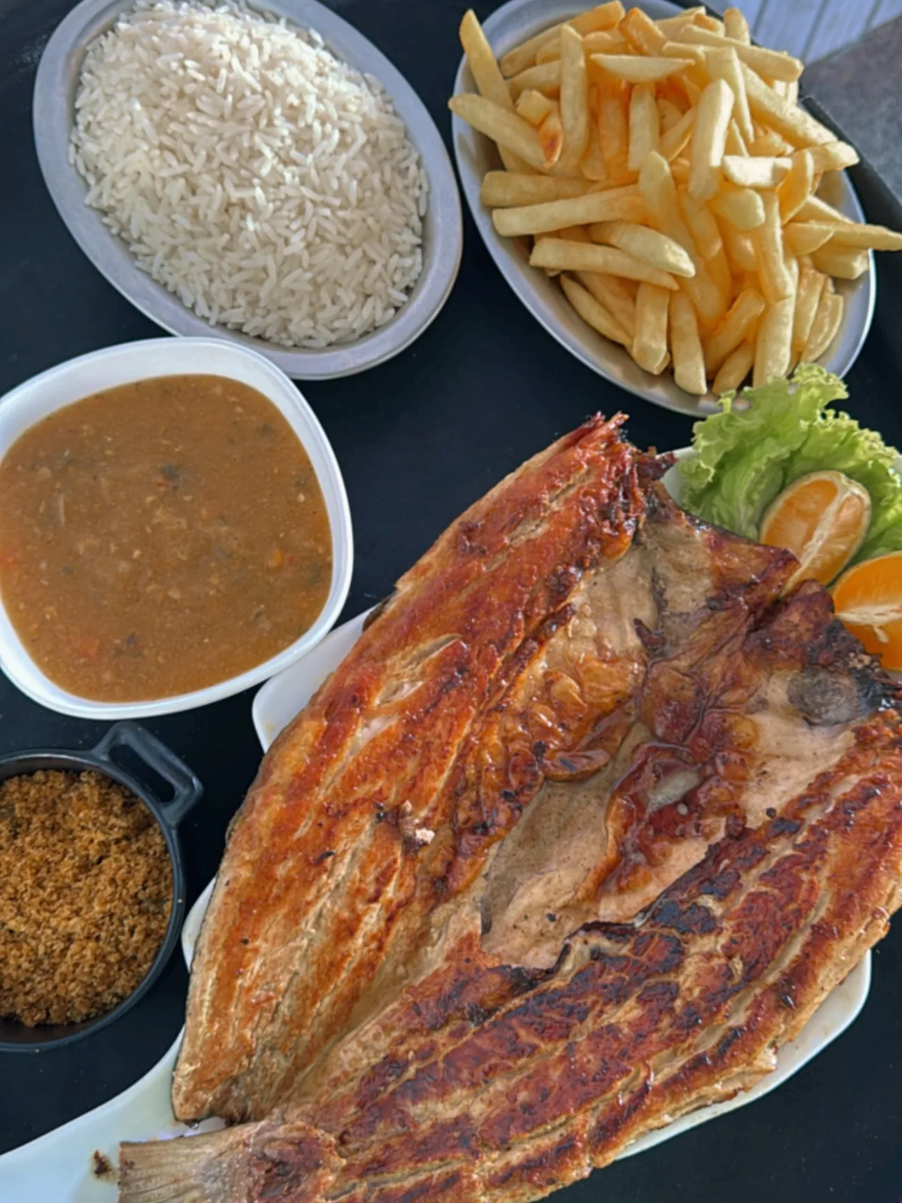 Anchova ou Tainha Grelhada — Anchova ou tainha grelhada na brasa. Acompanha arroz, fritas e pirão.