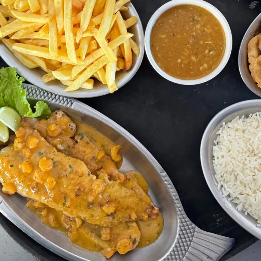 Filé de Linguado ao Molho — Filé de linguado ao molho de camarão ou alcaparras. Acompanha arroz, fritas e pirão.