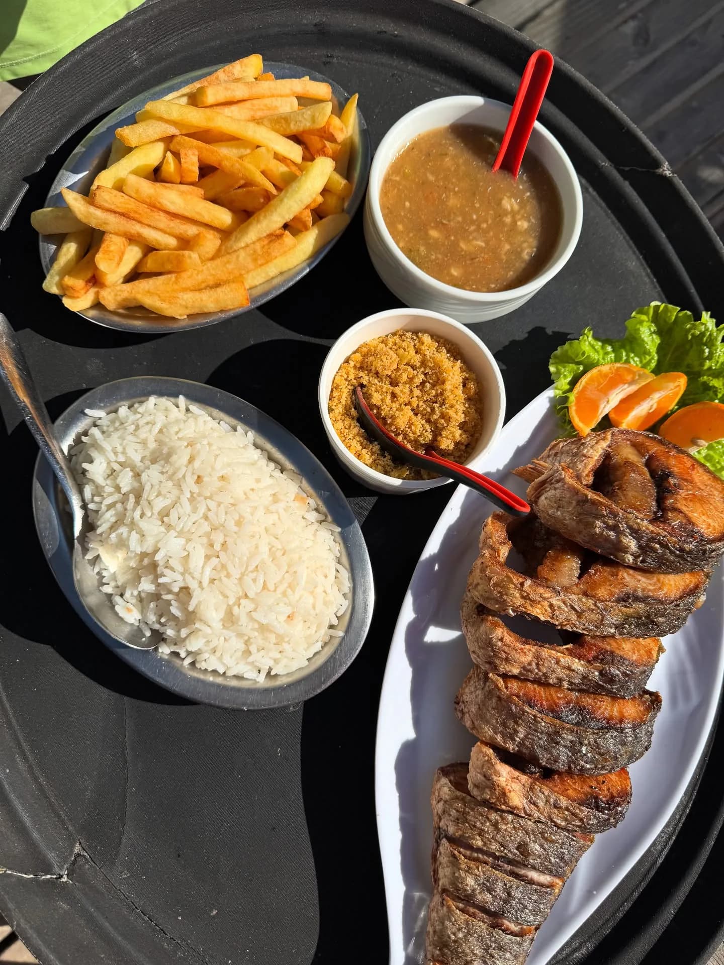 Peixe Frito em Postas — Anchova ou tainha em postas, fritas na hora. Acompanha arroz, fritas e pirão.
