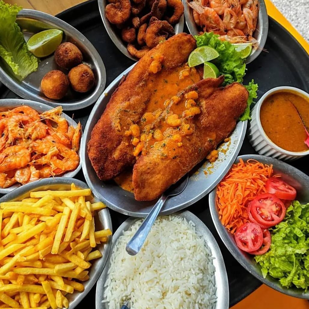Filé de Peixe à Milanesa — Filé de pescada à milanesa. Acompanha arroz, fritas e pirão.